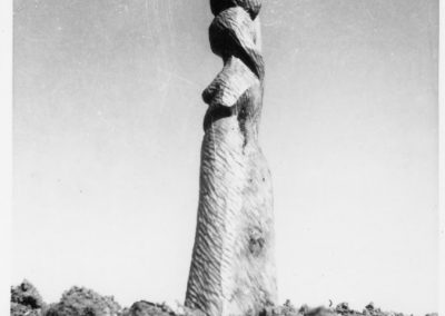 אשה עם כד, 1947, עץ זית