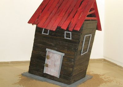 בית בנוי על חול, 2010, עץ פלסטיק וחול