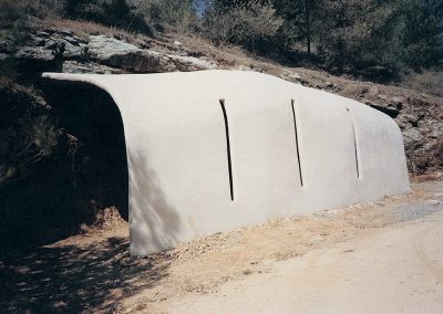 מעבר, 1987, מיצב צינורות ברזל רשת בטון וטיח, תל חי, מבט מבחוץ