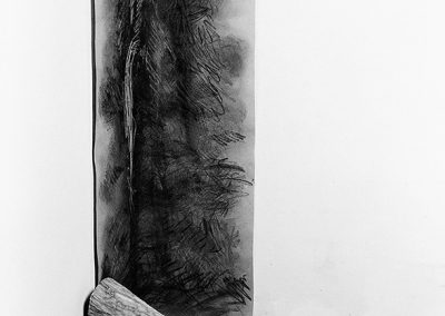 מצב, 1987, עבודת פינה, עץ ופחם על נייר