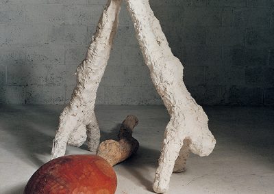 צוללים שתי דמויות ונחש, 1992, ברונזה ועץ