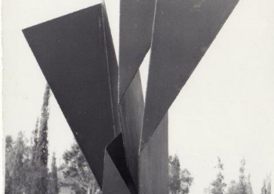אנדרטת זיכרון, 1969, ברזל שחור, בית הקברות בבאר שבע